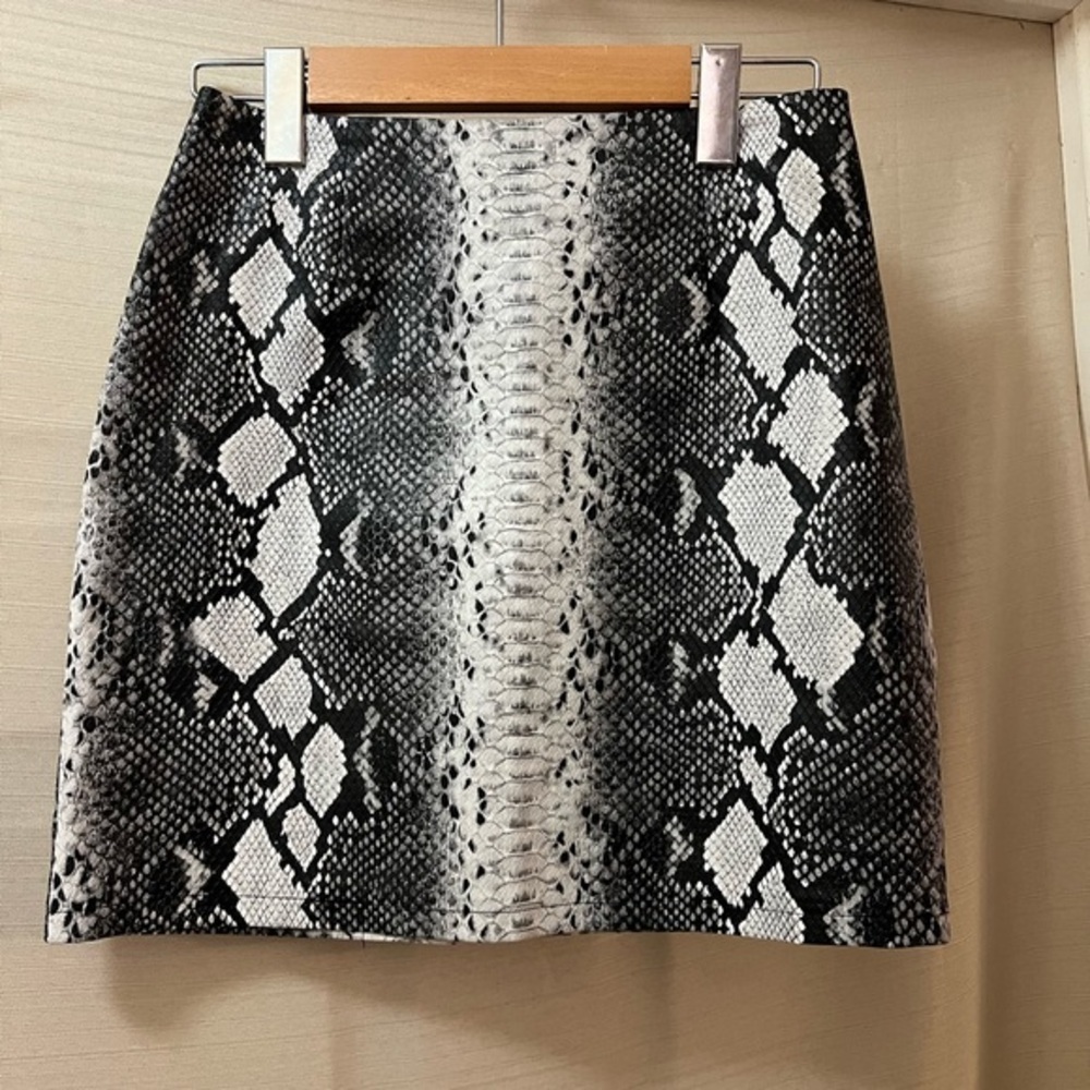 Idem Ditto BOGO faux leather snakeskin mini skirt zip up size small ⚫️